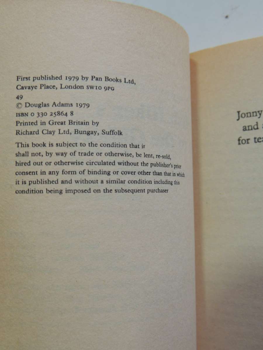 The HitchHiker`s Guide to the Galaxy - Douglas Adams