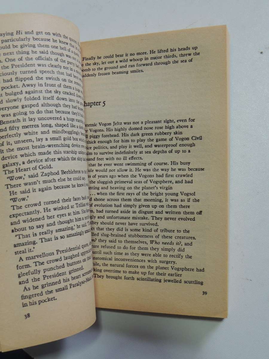 The HitchHiker`s Guide to the Galaxy - Douglas Adams