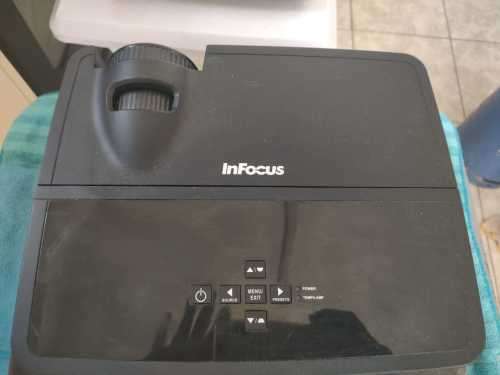 ******* Infocus IN112 Projector in exellent condition *******