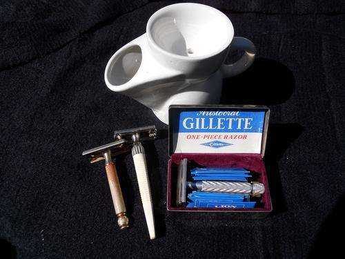 Gillette Razor Set, Shaving Jug and 2 Extra Razors