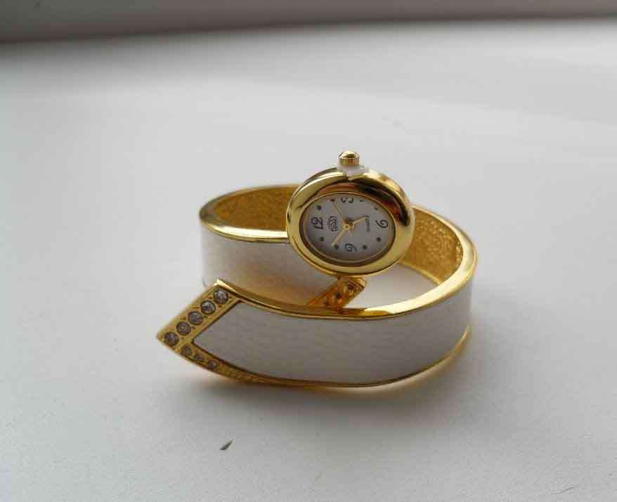 ***STYLISH*** Elegant Bracelet Lady's Watch *** BEAUTIFUL***