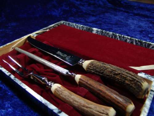 Vintage Sheffield "Valiant" Horn handle 3 piece Carvery Set  in original case