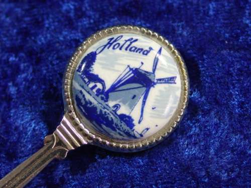 A collection of 3 Vintage Delft ornaments - Ashtray, Clog and Spoon