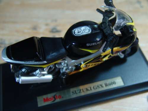 Collectable  Maisto Suzuki GSX R600 - metal die cast model Motorbike, 1:18
