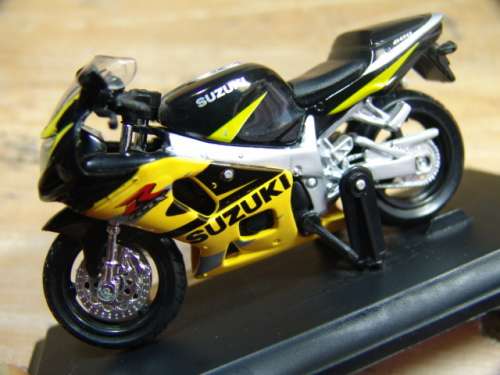 Collectable  Maisto Suzuki GSX R600 - metal die cast model Motorbike, 1:18