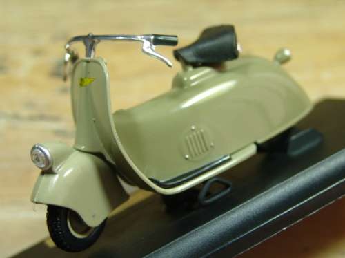 Collectable die cast  Maisto 1945  Vespa MP5 Paperino - metal model Motorbike/Scooter