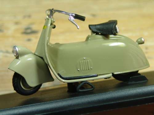 Collectable die cast  Maisto 1945  Vespa MP5 Paperino - metal model Motorbike/Scooter
