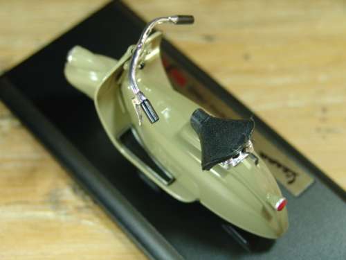 Collectable die cast  Maisto 1945  Vespa MP5 Paperino - metal model Motorbike/Scooter