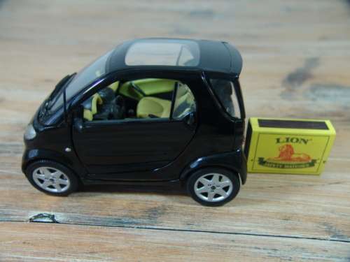 Collectable die cast model Car - Maisto Smart City Coupe - 1:18