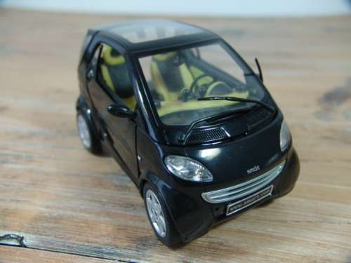 Collectable die cast model Car - Maisto Smart City Coupe - 1:18