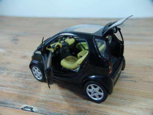 Collectable die cast model Car - Maisto Smart City Coupe - 1:18