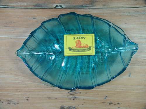 Vintage leaf shaped blue glass bowls x 2