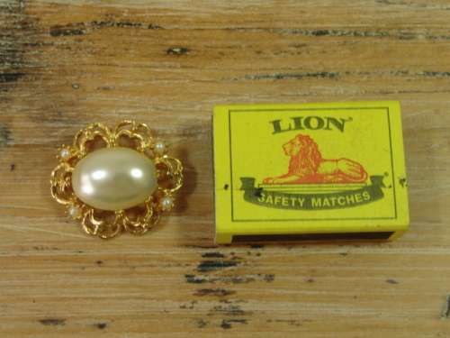 Crazy R1 start - Gold and Pearl costume jewellery Brooch
