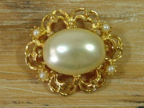 Crazy R1 start - Gold and Pearl costume jewellery Brooch