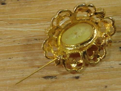 Crazy R1 start - Gold and Pearl costume jewellery Brooch