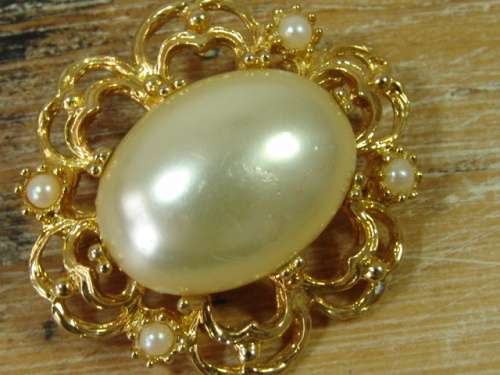 Crazy R1 start - Gold and Pearl costume jewellery Brooch