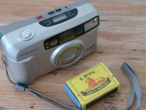 Vintage Samsung Fino 800. 38-80mm zoom Camera with pouch and original Box, working