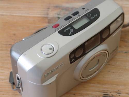 Vintage Samsung Fino 800. 38-80mm zoom Camera with pouch and original Box, working