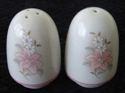 Set of 2 Vintage ceramic salt and pepper shakers
