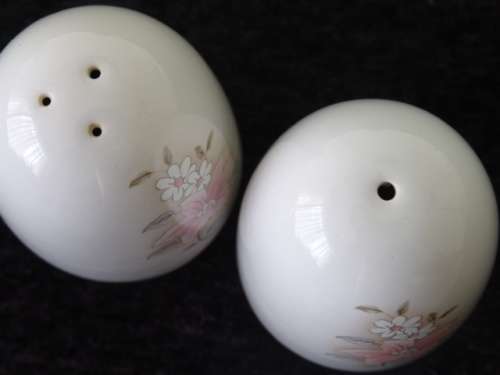 Set of 2 Vintage ceramic salt and pepper shakers
