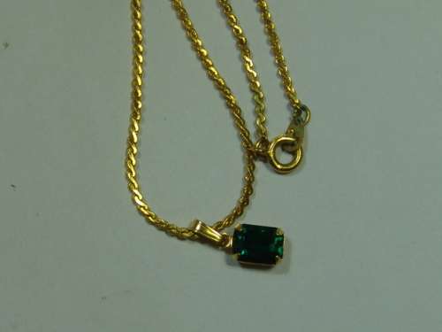 Vintage gold tone rope Necklace with green stone Pendant