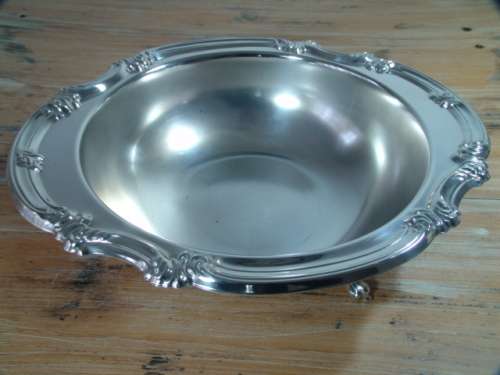 Large silverplated footed Serving Dish with glass bowl inner and silverplated lid, EPNS, 26cm diam