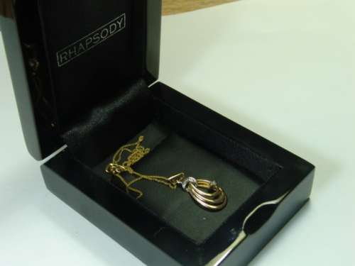 9ct Yellow gold and diamond Pendant and chain. 2,1 grams