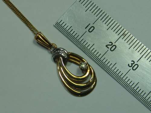9ct Yellow gold and diamond Pendant and chain. 2,1 grams