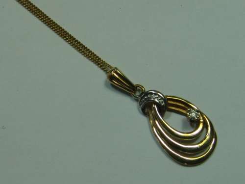 9ct Yellow gold and diamond Pendant and chain. 2,1 grams