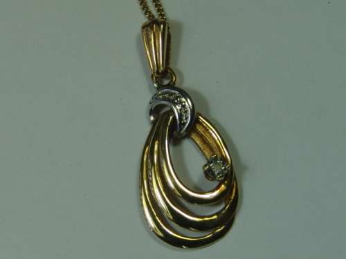 9ct Yellow gold and diamond Pendant and chain. 2,1 grams