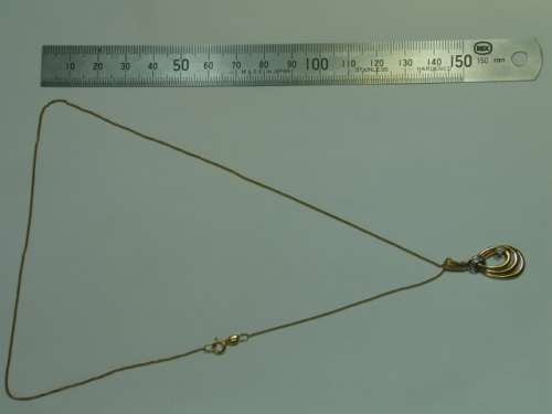 9ct Yellow gold and diamond Pendant and chain. 2,1 grams