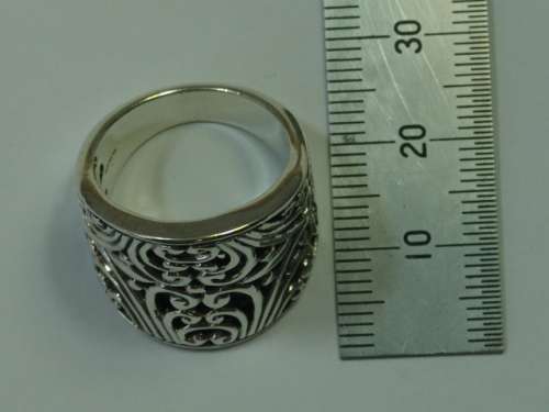 Heavy 929 Sterling silver ornate design Ring. 11,4 grams
