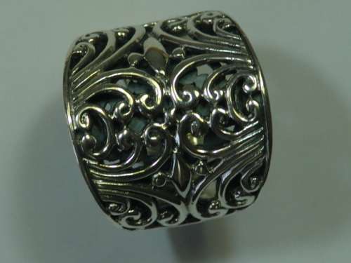 Heavy 929 Sterling silver ornate design Ring. 11,4 grams