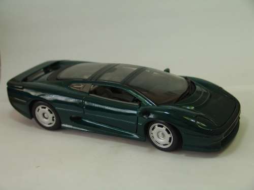 Collectable die cast scale model Car, Maisto special edition 1992 Jaquar XJ220, 1:24, Boxed, vintage