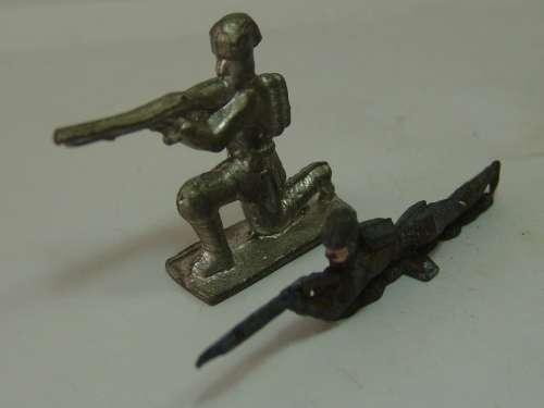Lot of 2 collectable Lead figurines, Soldiers with guns, vintage