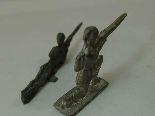 Lot of 2 collectable Lead figurines, Soldiers with guns, vintage