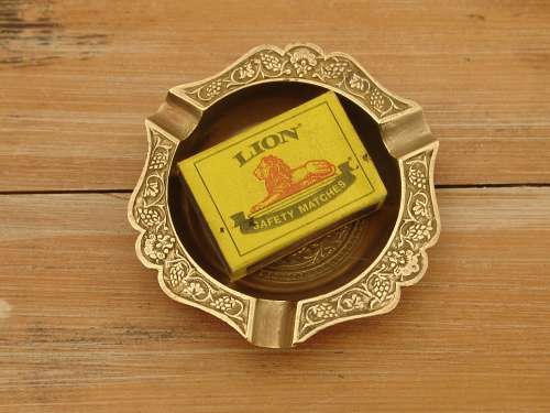 Solid brass detailed ashtray - 10cm diameter, vintage