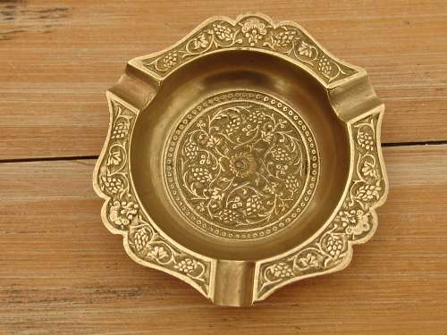 Solid brass detailed ashtray - 10cm diameter, vintage
