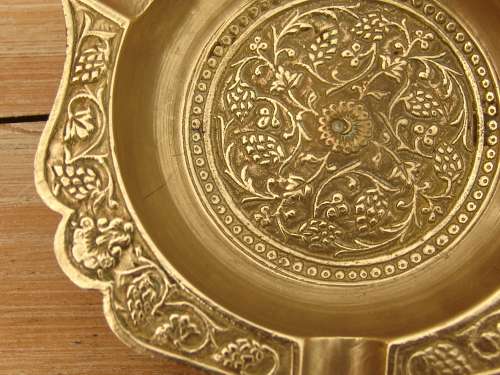 Solid brass detailed ashtray - 10cm diameter, vintage