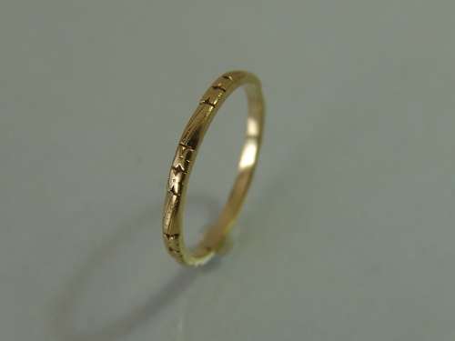 18ct yellow gold Ring with pattern - 2.3grams