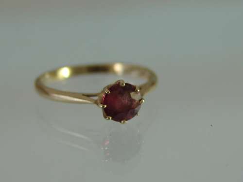 9ct Yellow gold and Ruby ring - 1.6grams. *1st-Buy safe*