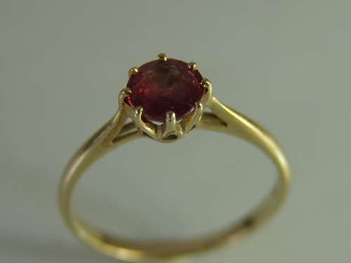 9ct Yellow gold and Ruby ring - 1.6grams. *1st-Buy safe*