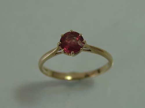 9ct Yellow gold and Ruby ring - 1.6grams. *1st-Buy safe*