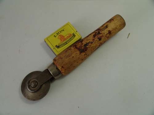 Vintage leatherworking Tool, Hoggson brand, USA, with wooden handle and roller bearing - 19cm