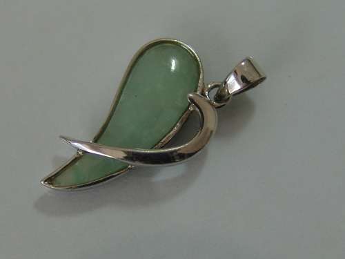 Vintage 925 Silver Pendant, set with green semi precious stone - 22mm