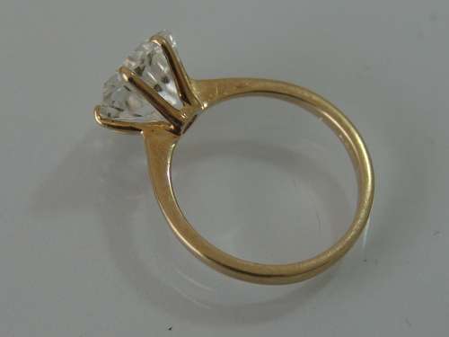 9ct Yellow gold Ring, set with a 3,54ct glacier Topaz, trilliant concave, Russia, COA included