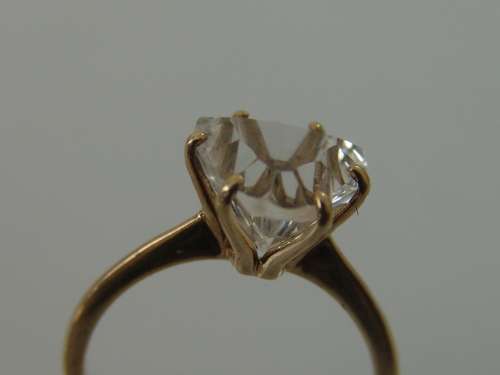 9ct Yellow gold Ring, set with a 3,54ct glacier Topaz, trilliant concave, Russia, COA included