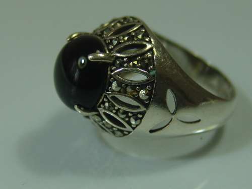 A prestine 925 solid Silver chunky dress Ring Set with a large black Onyx, 8.9grams