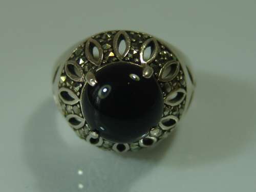 A prestine 925 solid Silver chunky dress Ring Set with a large black Onyx, 8.9grams