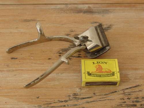Vinatge manual hair clippers, working